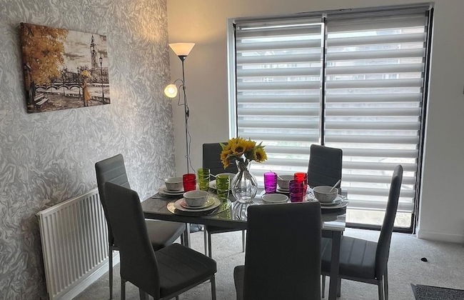 Ayr Refurbished May 2024 3 Bedroom 140m2 Detached House With Private Gardens - Photo 13