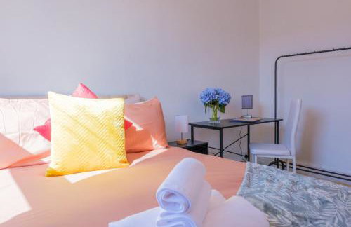 4-Bed Family House in Leeds with park view - Foto 16