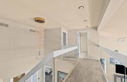 NEW! 4BR I Indoor Pool on the Bay in Boat Town USA - Foto 35