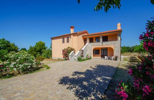 RENATOEMILIA spacious apartment with courtyard - Photo 4