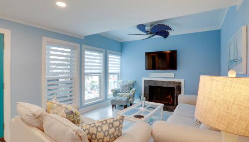 Sip, Sunbathe and Relax Poolside Madeira Beach Gem! - Foto 5