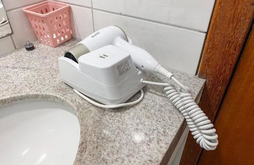 Aptos em condominio frente mar na praia de Taperapuã, atravessou a rua está na praia, aptos com 2 quartos com ar condicionado, internet privativa 300MBPS, 1 vaga de garagem, acomodam até 6 pessoas - Foto 73