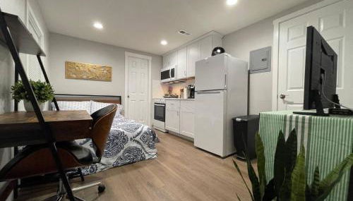 Brand New Guest Suite + Full Kitchen + Parking - Foto 3