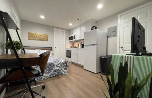 Brand New Guest Suite + Full Kitchen + Parking - Foto 3