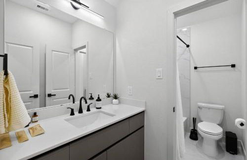 Luxury Home: Mins to NRG, Hobby Airport & Midtown - Foto 25