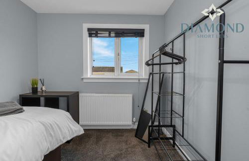 Brand New 4 Bedroom House - Sleeps 4 Fully Equipped, Free Parking, WiFi, Perfect for CONTRACTORS by Diamond Short Lets - Photo 13