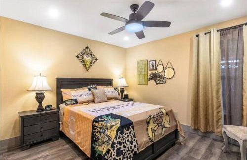 Stockyards 5 mins!-New!-Sleeps 8. Cowboy Bungalow - Foto 40