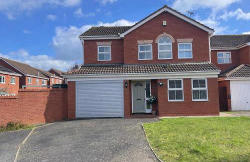 NEW! Large 4BR home by Shirestone Property, Driveway Parking, Near M40, Wifi - Photo 14