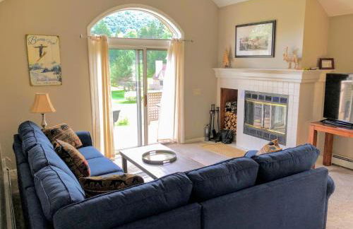 F3 Fairway Village Condo with great mountain views, 8 minute walk from Omni Mount Washington Hotel! - Foto 1