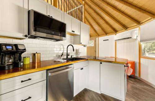 Canyon Family Yurt Cabin - Hot Tub Loft Full Kitchen & Bath - Photo 14