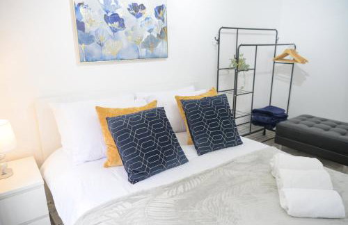 Silver Pines - 2BR - King Bed - 6 Guests - Wi-Fi - Free Parking - Foto 16