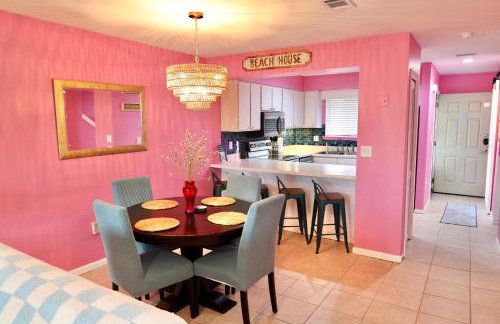 Pink Dream House - 2BR, Pools, Patios, & Walk to Ocean in Panama City Beach - Foto 25