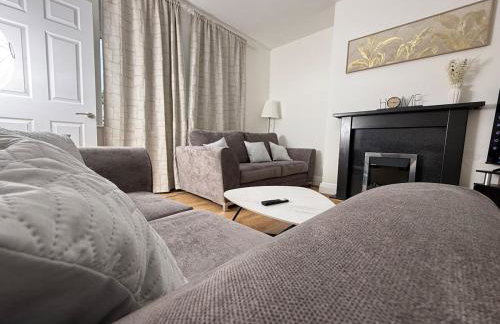 Spacious 3 Bed House Perfect for Contractors & Families with free Wi-fi and Parking - Foto 32