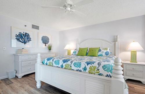 Oceanfront with great beach views from all rooms & balcony, heated pool, and garage - Photo 15