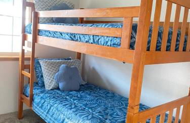 HOT TUB! King Bed-Firepitt-Near Airport& Freeway - Foto 21