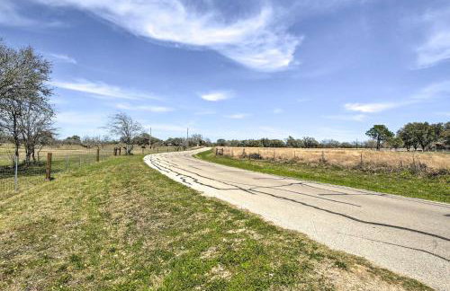 Spacious Texas Getaway with Fire Pit and Pond! - Foto 41