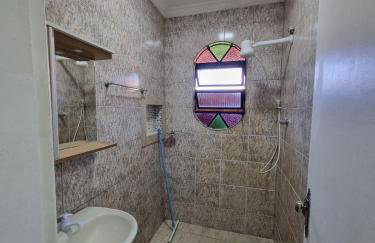 Super Confortável, WiFi Rápido, Garagem Coberta, 2 Banheiros, Suíte, 3 Quartos, Microondas, Cozinha Grande Completa, Mesa de Jantar Grande, Entrada Privativa, Perto do Shopping Pátio Matosinhos, 5 min do Centro Histórico - Foto 19