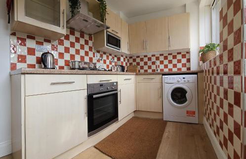 Spacious 4-Bed Home Free Parking, Private Garden - EcuaStay - Foto 3