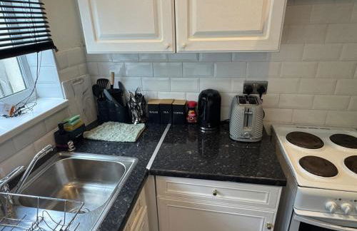 Modern 3-Bed Home with Parking & Garden Wolverhampton - Photo 8