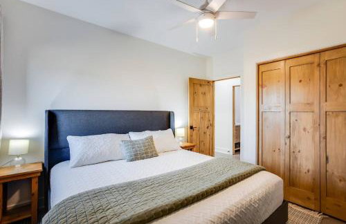 Modern Cabin Near Cheney Lake W Pool and Hot Tub - Foto 43