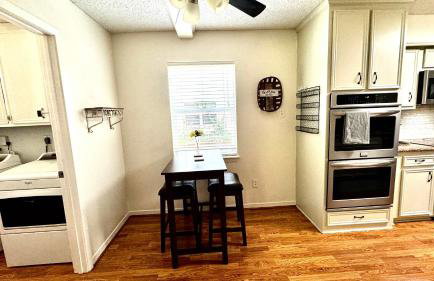 Stylish 4BR Retreat in Cypress - King Bed -Fireplace -Outdoor Patio - TVs in 4 Rooms - Foto 17