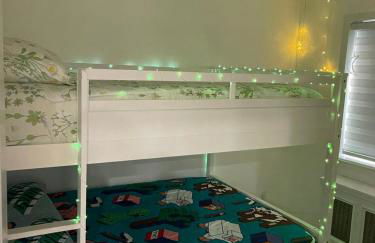 Renovated Jacuzzi Tub Home NYC-LGA-JFK Washer-Dryer - Photo 12