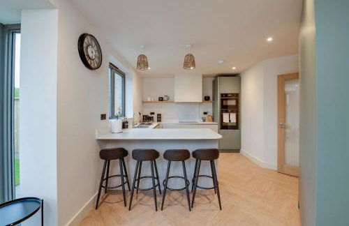 Spacious 5BR Home Near New Forest & Coast - Parking - Sleeps 10 - Photo 30