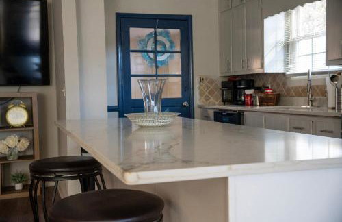 Charming 3 Bedroom Home with Spacious Living and Convenient to Shopping & Interstate - Foto 14