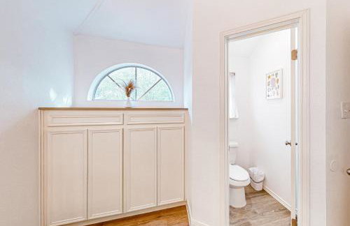 Beautiful dog-friendly home with fireplace, large yard, hammock, W/D, and AC - Foto 20