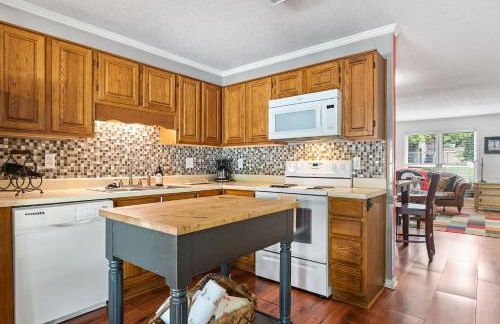 Five Points Dawg Crib On Campus - Photo 10