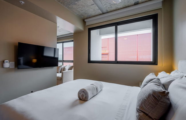 w Majestic 1BR w Great Pool in Centriqo - Foto 25