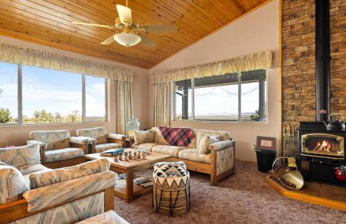 Breathtaking Cabin Backing the National Forest - Foto 28