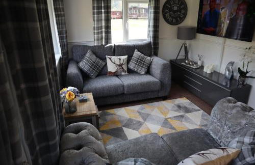 HEDDFAN, Luxury 3 bedroom timber lodge, Now with WiFi, Caer Beris Holiday Park, Builth Wells, SORRY NO TRADESMEN OR CONTRACTORS ALLOWED - Foto 3