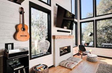 Haven at Cedar Haus Luxury 1BR Escape w Hot Tub EV Charger Gourmet Kitchen Fully Fenced Yard Dogs OK - Foto 7