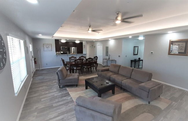 Private Bedroom Suite - Communal House near Integris Private - Photo 14