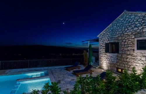 Villa Falcon Rook - Photo 12