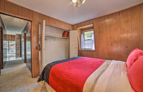 Less Than 3 Mi to Higgins Lake Roscommon Cabin with Deck - Foto 16