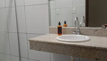 Casa Inteira Perto de tudo com 3Quartos 1Suíte Wifi Rápida e Garagem Privativa - Foto 3