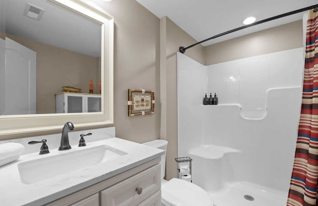 Sleeps 22, Lakefront w/ Private Dock & Pool, 2 Houses Lake Living by Avantstay - Foto 41