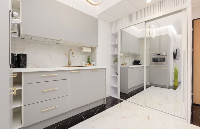 Glamour Studio by Renters Prestige - Photo 8