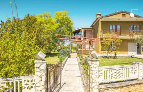 2 Bedroom Nice Apartment In Lovrecica - Foto 1