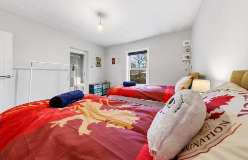 The Lumos House - 4 Bed Home w Parking near Harry Potter Studios - Foto 17