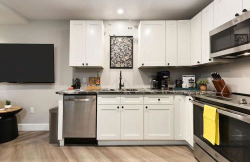 HostWise Stays - King Bed - Free Street Parking - Walkable Location - Foto 10