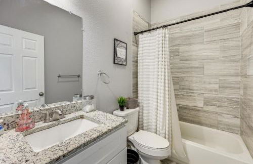 Walk to Parks and Dining Pet-Friendly Home with Yard! - Foto 17