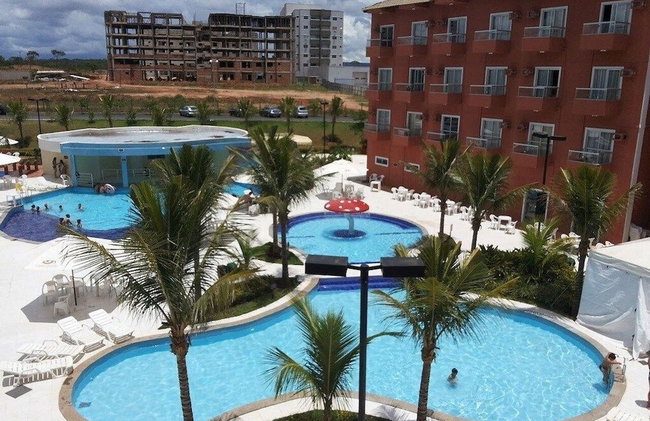 Frente ao Parque da Lagoa Quente, Apto particular com varanda e vista piscinas, com tela de proteção - Foto 26