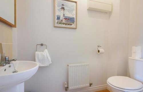 Charming House - Close to Shops & City Centre - Free Parking, Self-Check-In, Fast WiFi & Smart TV with Netflix by Yoko Property - Foto 19