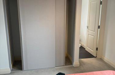 Three-bedroom modern family home by the pond with free parking - Photo 13