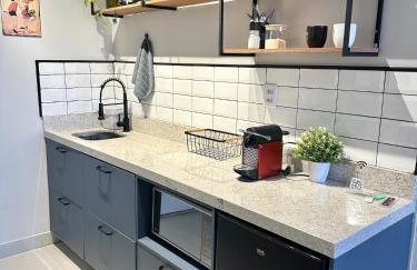 Studio Premium - Perto de Tudo - Vista Livre - Estacionamento privativo e Portaria 24h - Wi-Fi 600mbps - Foto 1