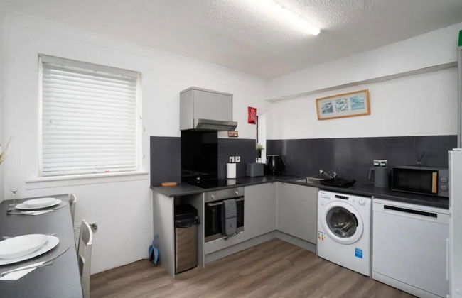 2-bed Flat, Wishaw, Free Parking, Family-friendly - Photo 7