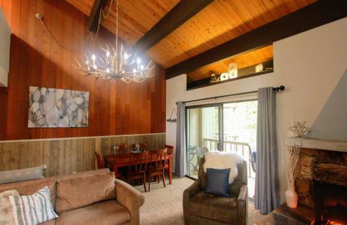 Woodsy retreat near Northstar & lake - Foto 13